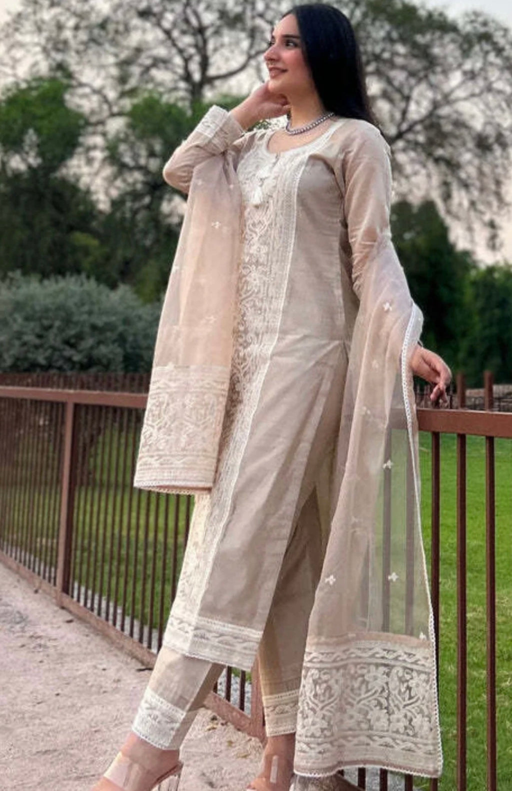 Cream amrodi kurti