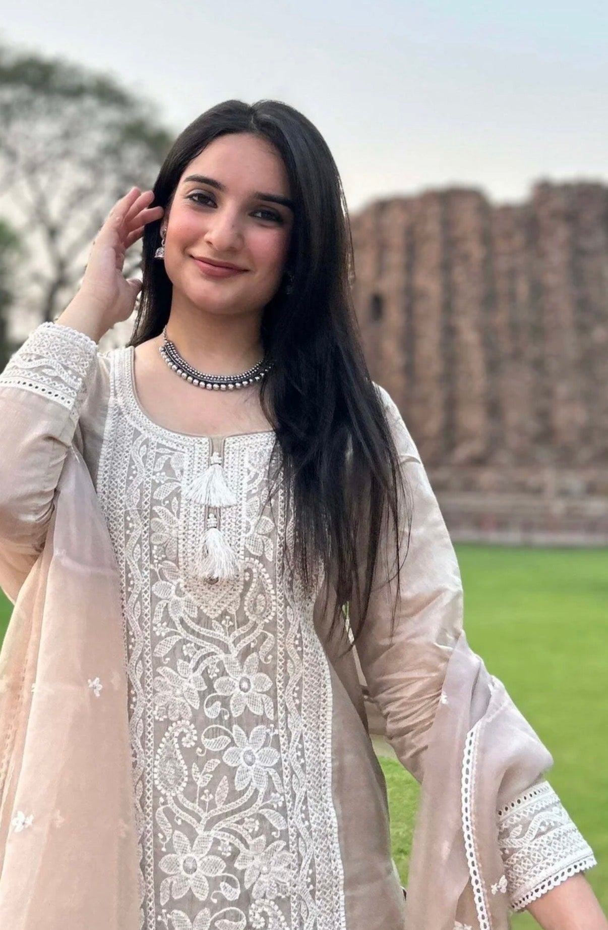 Cream amrodi kurti