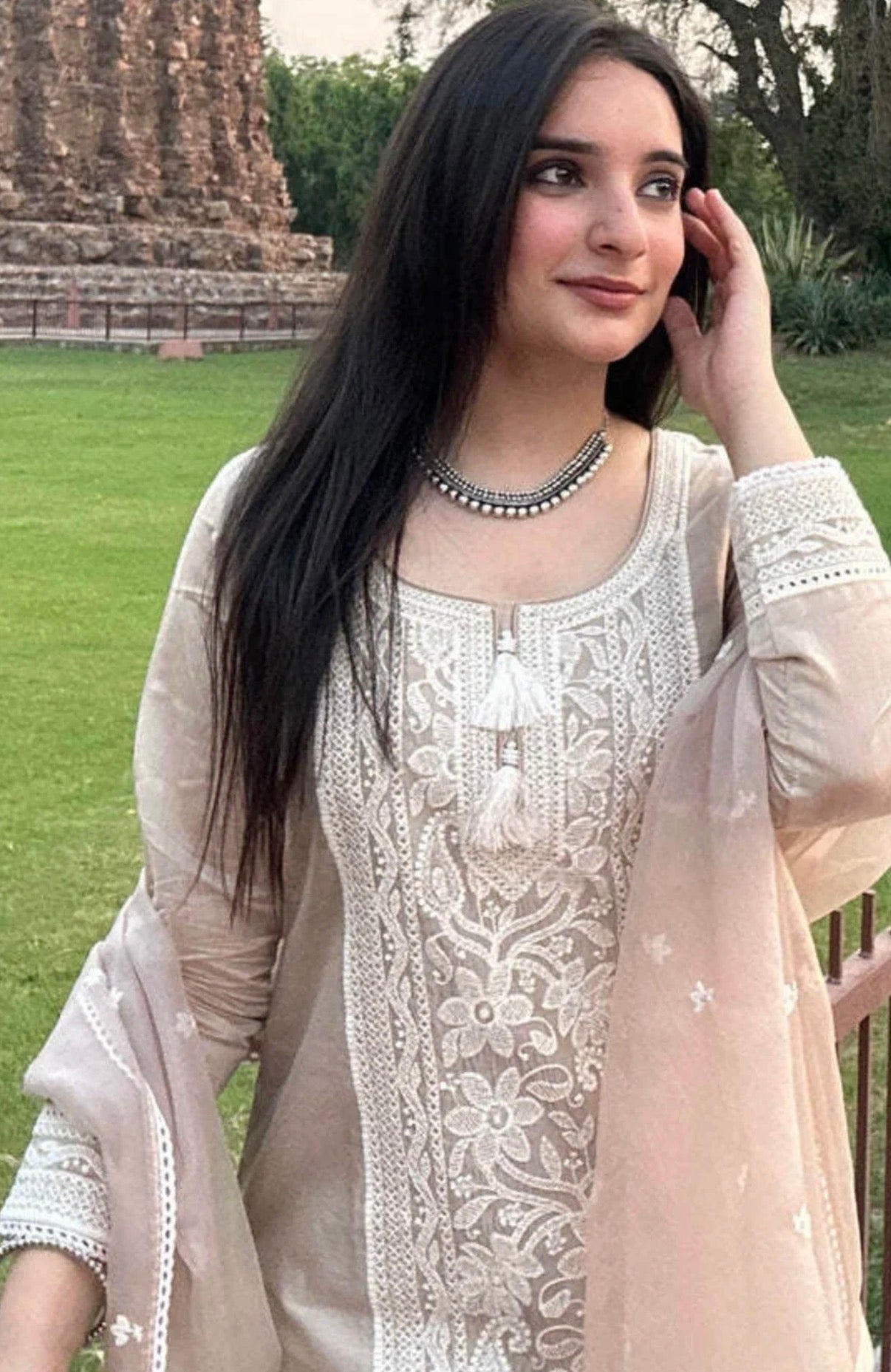 Cream amrodi kurti